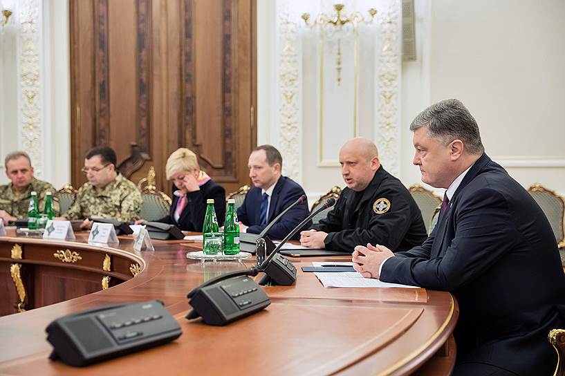 16 марта. Президент Украины Петр Порошенко одобрил ограничительные меры в отношении пяти структур российских банков в стране