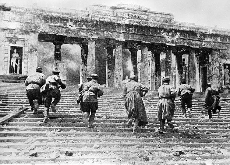 Советские автоматчики во время уличных боев в районе Графской пристани, 1944