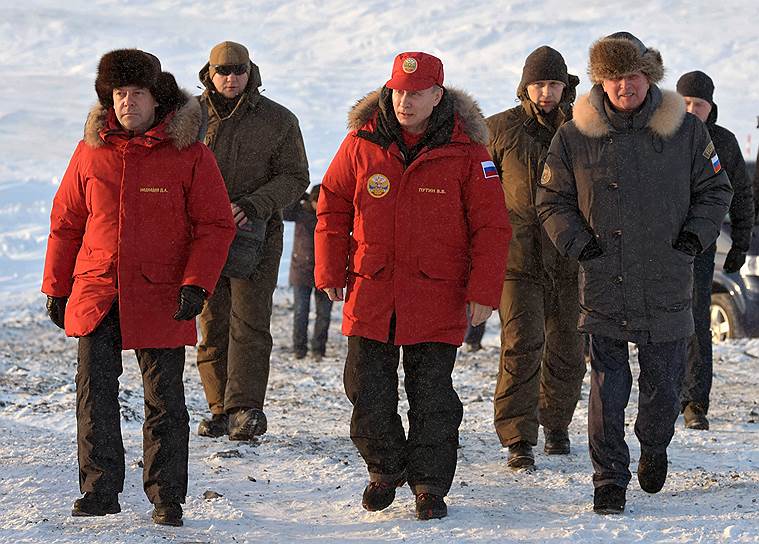 На переднем плане: премьер-министр России Дмитрий Медведев, президент России Владимир Путин и специальный представитель президента по вопросам природоохранной деятельности, экологии и транспорта Сергей Иванов