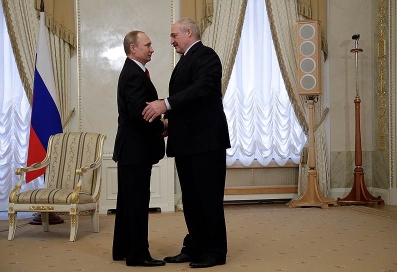 Президент России Владимир Путин (слева) и президент Белоруссии Александр Лукашенко 