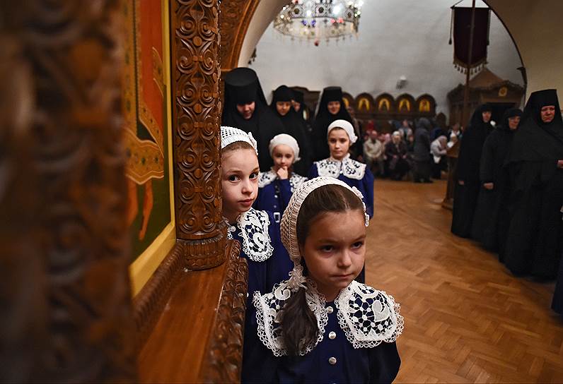 Ярославская область. Празднование Пасхи в Николо-Сольбинском женском монастыре. Прихожанки во время пасхального богослужения