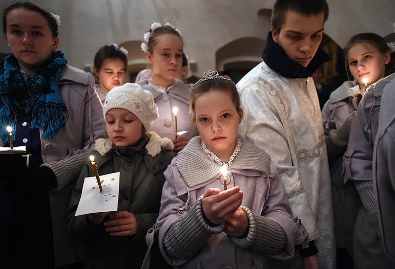 Ярославская область. Празднование Пасхи в Николо-Сольбинском женском монастыре. Прихожанки во время пасхального богослужения