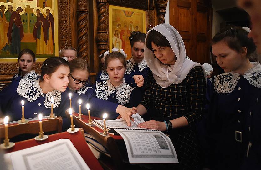 Ярославская область. Празднование Пасхи в Николо-Сольбинском женском монастыре. Прихожанки во время пасхального богослужения