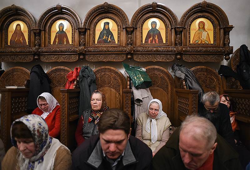 Ярославская область. Празднование Пасхи в Николо-Сольбинском женском монастыре. Прихожанки во время пасхального богослужения