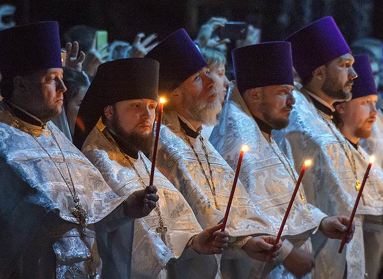 Москва. Пасхальная заутреня и Божественная литургия в кафедральном соборном Храме Христа Спасителя