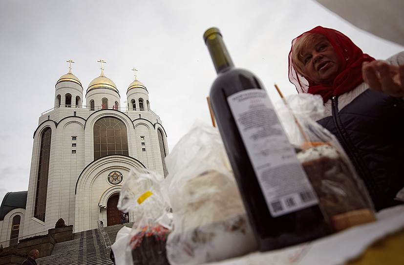 Калининград. Освящение куличей, яиц и пасхи в канун Светлого Христова Воскресения у кафедрального собора Христа Спасителя