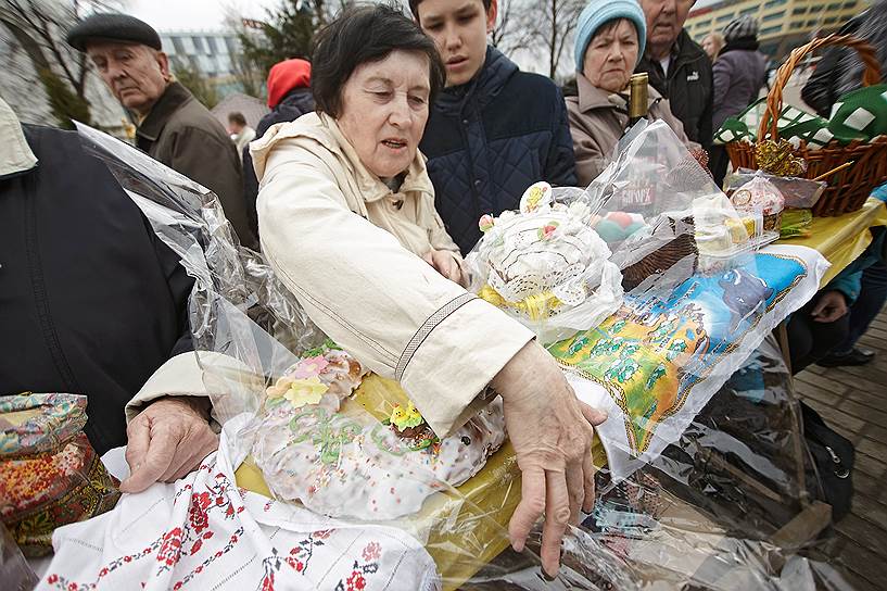 Калининград. Освящение куличей, яиц и пасхи в канун Светлого Христова Воскресения у кафедрального собора Христа Спасителя