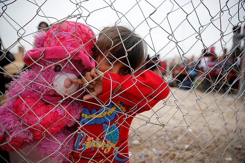 Хаммам-эль-Алиль, Ирак. Девочка в лагере для беженцев, потерявших свое жилье во время боев с «Исламским государством» (запрещено в РФ)