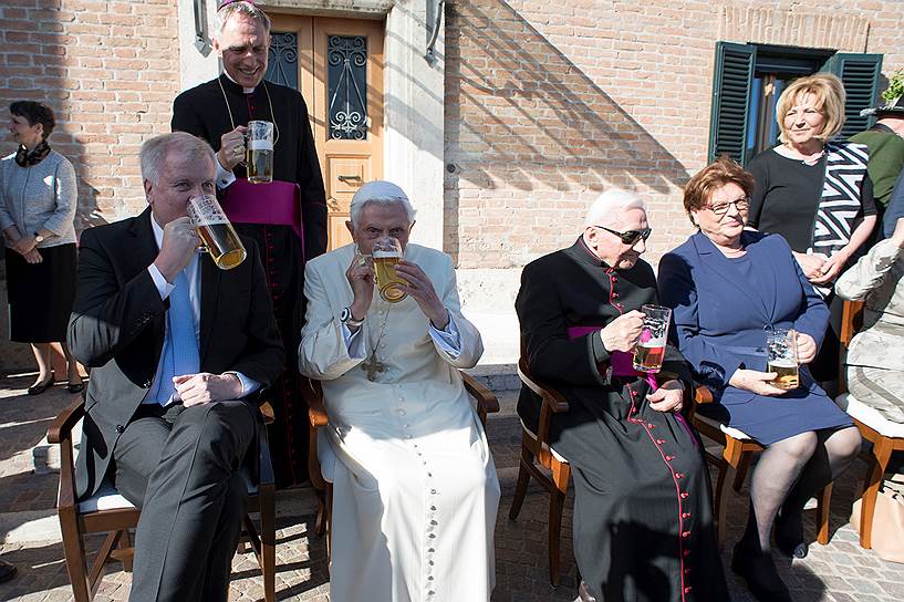 Ватикан. Папа на покое Бенедикт XVI отмечает 90-летие кружкой пива с гостями из Германии
