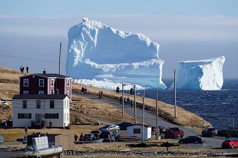 Ферриленд, Канада. Местные жители смотрят на приплывший к берегу айсберг 