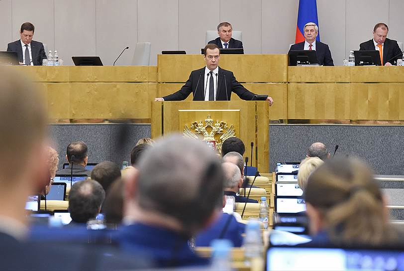 Председатель правительства России Дмитриий Медведев (в центре)