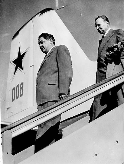 С ноября 1952-го по 1956 год главным редактором «главной газеты СССР» был партийный функционер Дмитрий Шепилов. В 1956 году его назначили министром иностранных дел, однако меньше чем через год он был уволен. В 1957 году, когда против Хрущева выступили Маленков, Молотов и Каганович, Шепилов тоже заявил о недовольстве генсеком, хотя с заговорщиками связан не был. Так появилось выражение «И примкнувший к ним Шепилов»