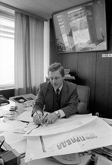 Осенью 1993 года впервые в истории «Правды» главного редактора выбирал коллектив газеты. В результате голосования победил Виктор Линник. Однако через несколько месяцев из-за конфликта с новыми владельцами газеты, семьей греческих предпринимателей Янникос, ушел в отставку