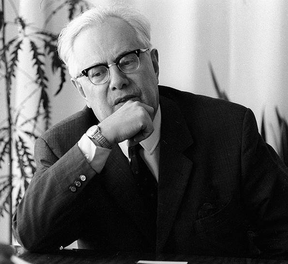 В 1964-м «Правду» возглавил экономист и социолог Алексей Румянцев. Его причисляли к «либеральному крылу КПСС», и через год он был уволен с поста главреда. Причиной послужила публикация его статьи «Партия и интеллигенция», в которой Румянцев заявил о важной роли интеллигенции в советском обществе