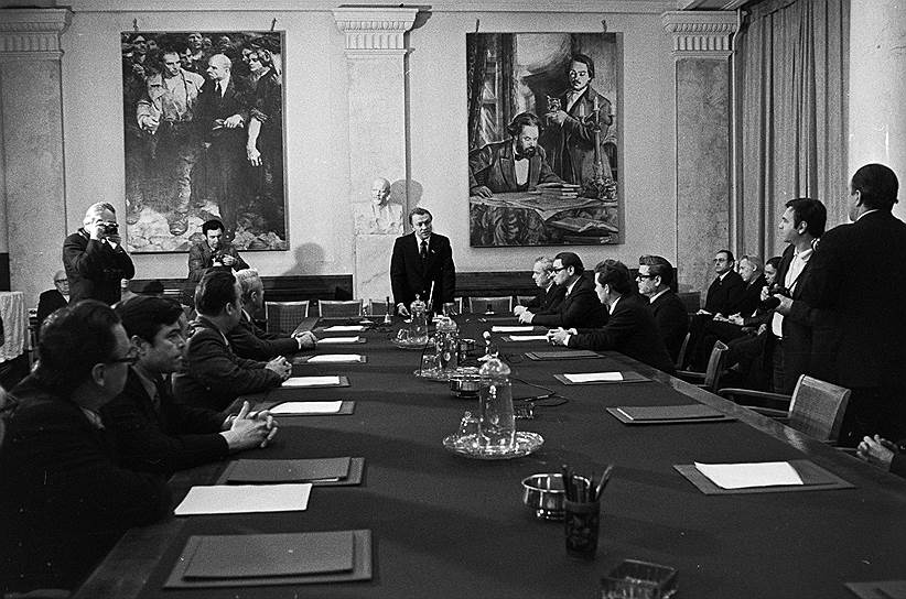 С марта 1976 года газетой «Правда» руководил Виктор Афанасьев (в центре). Он ушел в отставку осенью 1989 года после перепечатки из итальянской La Repubblica статьи Витторио Дзуккони о поездке Бориса Ельцина в США. В заметке тот описан как «пьяный невоспитанный русский медведь, впервые очутившийся в цивилизованном мире»