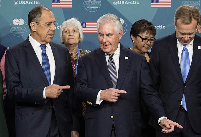 Госсекретарь США Рекс Тиллерсон (в центре), министр иностранных дел России Сергей Лавров (слева)