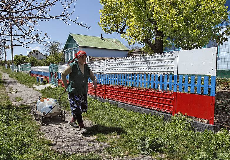 Заборы — это не только ограда, но и первая социальная сеть, на которой можно высказаться о наболевшем, наладить связи или написать манифест