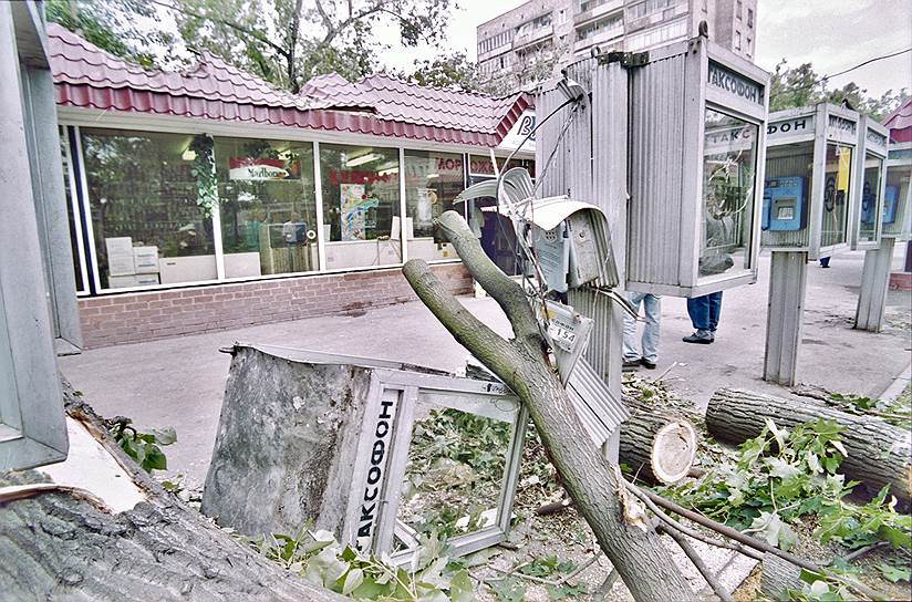 Ураган, наделавший в июле 1998 года много бед в Москве и Подмосковье, был полной неожиданностью не только для граждан и МЧС, но и для синоптиков