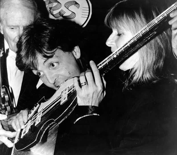 20 марта 1964 года The Beatles выпустили песню «Can’t Buy Me Love», написанную Полом Маккартни. Сингл собрал в США и Англии рекордное количество предварительных заявок (более 3 млн). Подобного первого тиража тогда не было ни у одного другого произведения. Огромной популярностью пользовалась также баллада «And I Love Her», на которую впоследствии было сделано более 500 кавер-версий
&lt;br> На фото: Пол Маккартни с женой Линдой