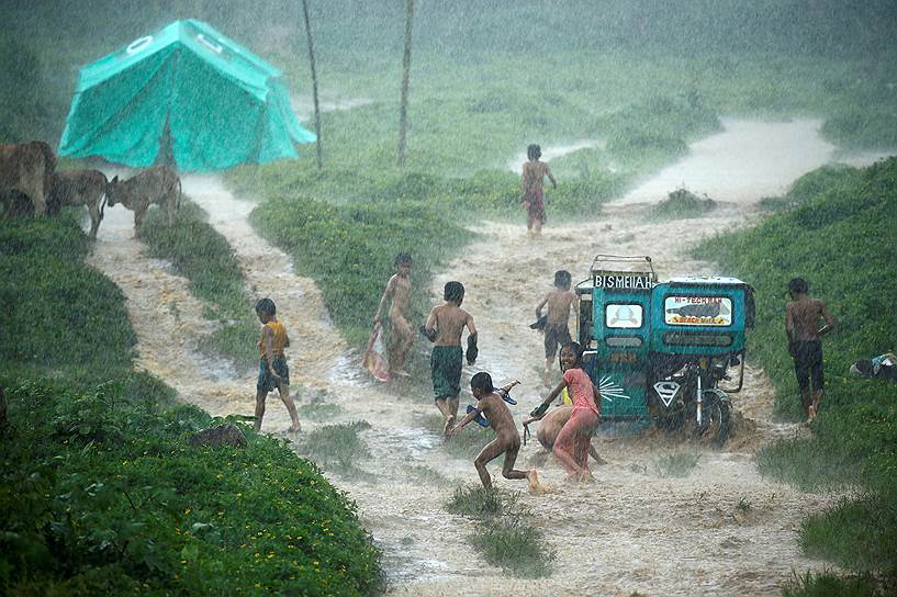 Марави, Филиппины. Дети играют под дождем в эвакуационном центре, куда вывезли жителей города на время боев правительственных войск с радикальными исламистами