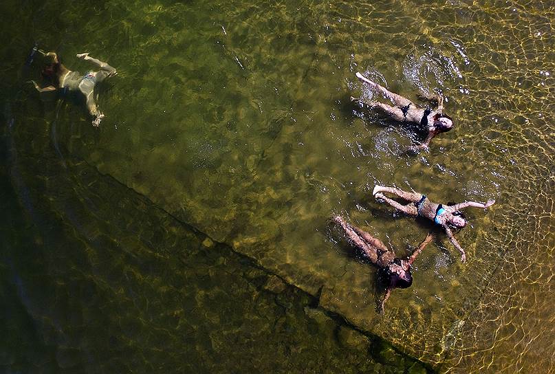 Красноярск, Россия. Местные жители купаются в реке Енисей в жаркий день
