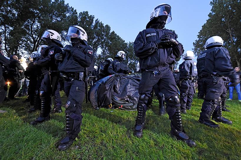Полицейские на акции протеста антиглобалистов