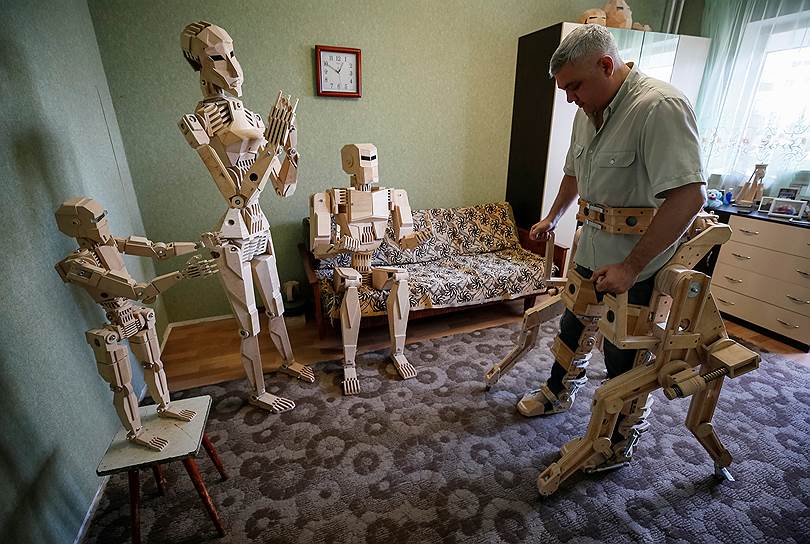 Запорожье, Украина. Дмитрий Баландин создает из дерева и металла модели роботов, людей, а также протезы для ходьбы 