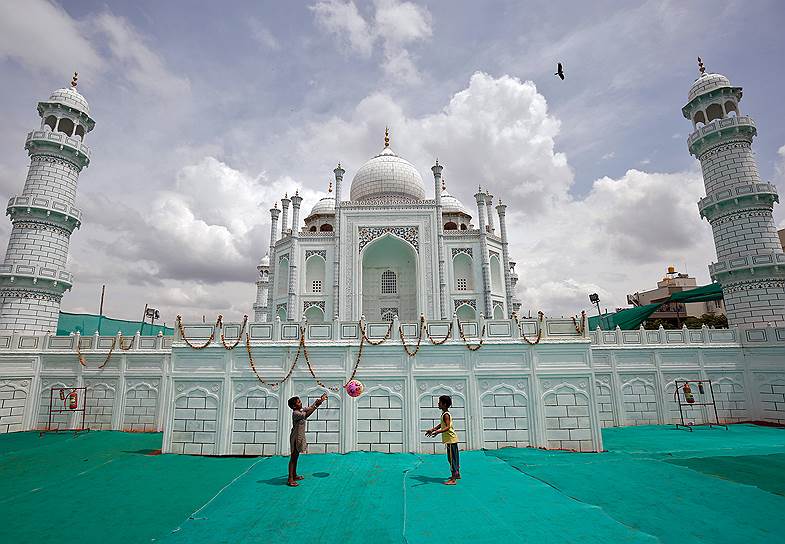 Бангалор, Индия. Дети играют в мяч напротив реплики мавзолея-мечети Тадж-Махал