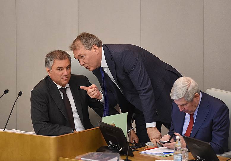 Слева направо: спикер Госдумы Вячеслав Володин, председатель комитета по делам СНГ, евразийской интеграции и связям с соотечественниками Леонид Калашников и вице-спикер Иван Мельников 