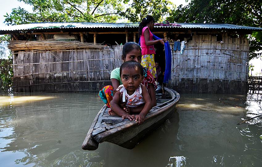 Дарранг, Индия. Жители районов, пострадавших от наводнения, на лодке переправляются в безопасное место