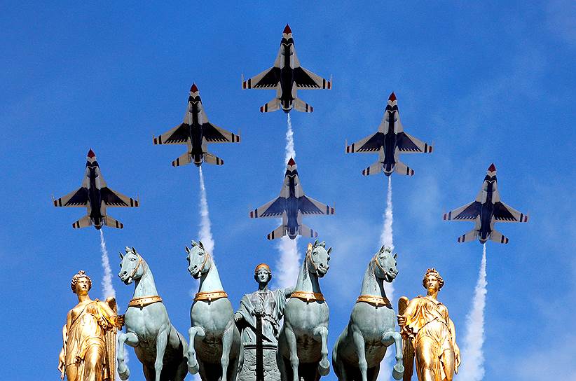 Париж, Франция. Военные самолеты США на праздновании Дня взятия Бастилии