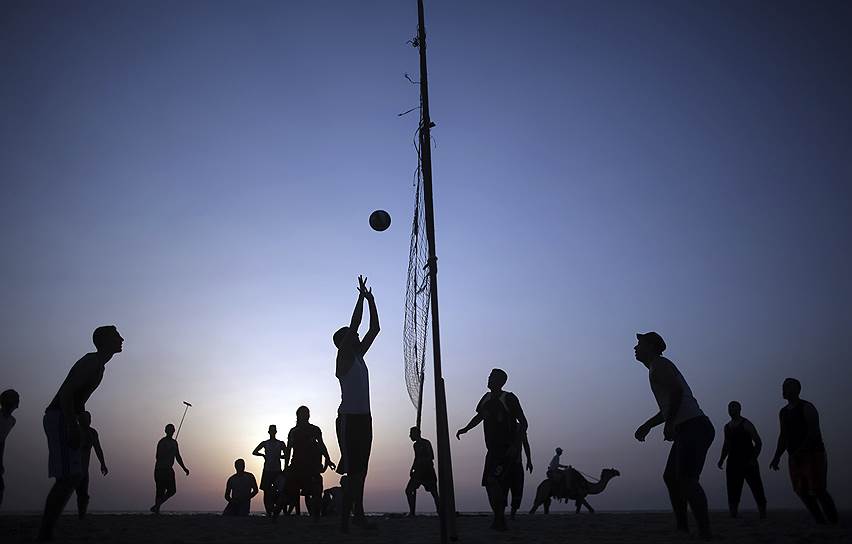 Сектор Газа, Палестина. Жители частично признанной территории играют в волейбол на пляже