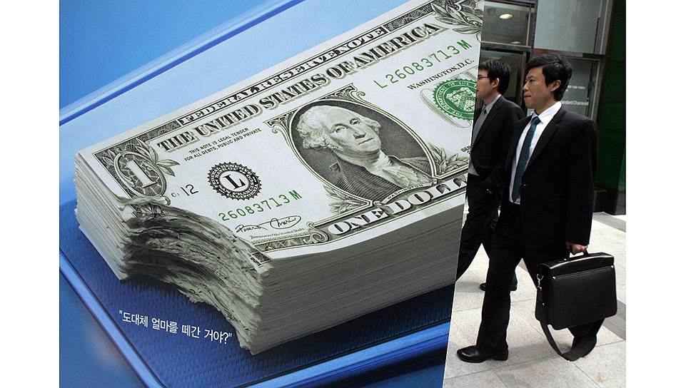 Сеульским бизнесменам в октябре 2008 года оставалось только проходить мимо символических долларов, рекламирующих валютную биржу: реальные доллары ушли из Южной Кореи, что вызвало падение национальной валюты до самого низкого уровня за шесть с половиной лет