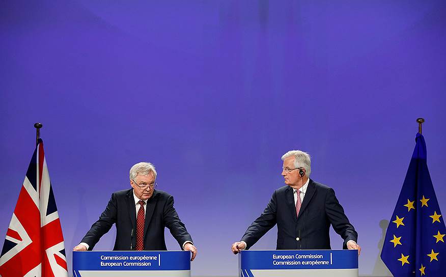 Министр по выходу Великобритании из Европейского союза Дэвид Дэвис (слева) и бывший еврокомиссар и экс-глава МИД Франции Мишель Барнье