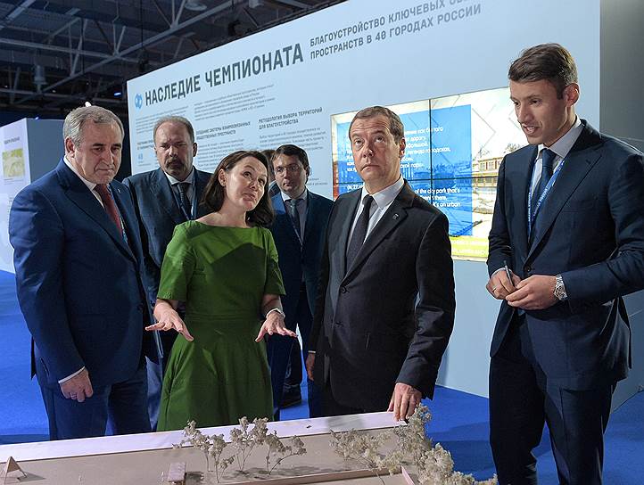 Премьер-министр России Дмитрий Медведев (второй справа), вице-спикер Госдумы Сергей Неверов (слева) и глава Минстроя Михаил Мень (второй слева)