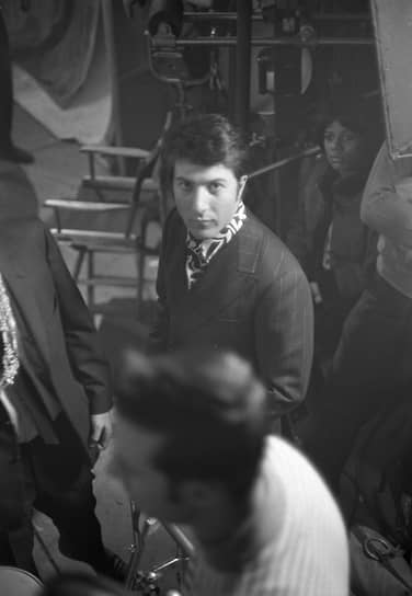 Еще в школе будущий актер начал проявлять интерес к театру, участвуя в школьных постановках. Однако из-за неудачной шутки во время спектакля по повести Чарльза Диккенса «Рождественская песнь» он был исключен из учебного заведения