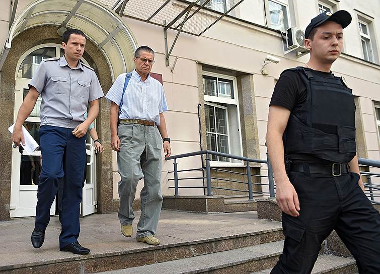 Бывший министр экономического развития России Алексей Улюкаев (в центре) 