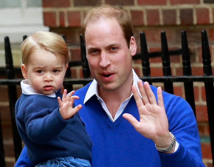 Старший сын короля Великобритании Карла III. В июне 2015 года Daily Mail написала со ссылкой на источники, что юный принц Джордж (на фото) также предпочитает пользоваться левой рукой