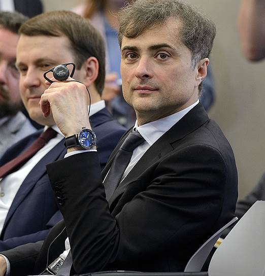 Помощник президента России Владислав Сурков (справа)