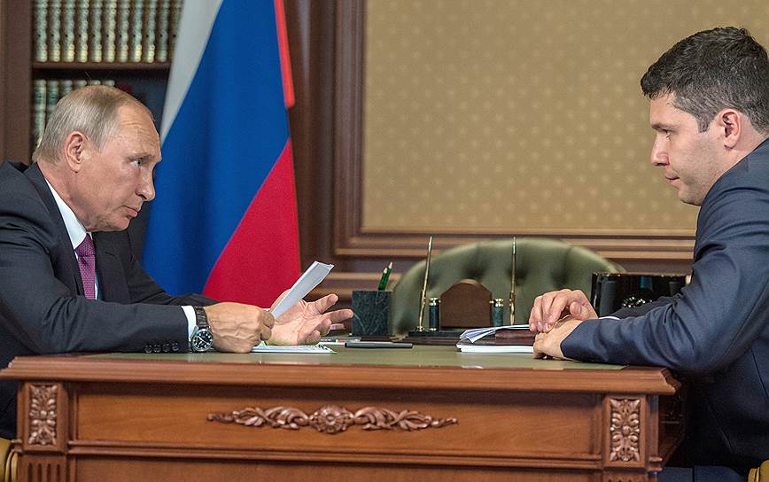 Президент России Владимир Путин (слева) и врио губернатора Калининградской области Антон Алиханов