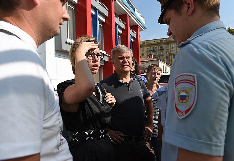 Председатель Московского регионального отделения партии &quot;Яблоко&quot; Сергей Митрохин (в центре)