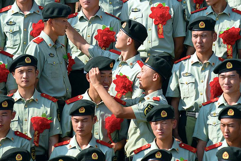 Нанкин, Китай. Сотрудники полиции позируют для групповой фотографии 