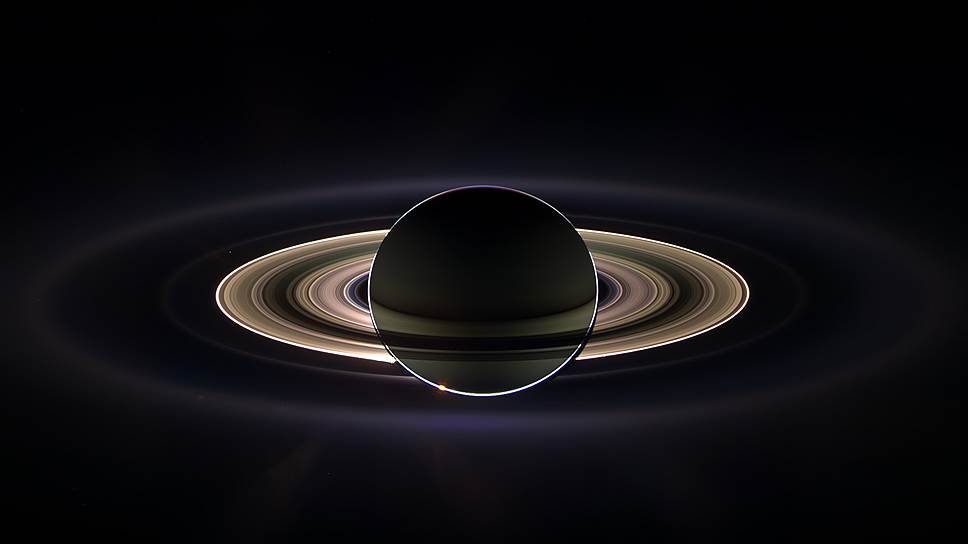 Затмение Солнца Сатурном 15 сентября 2006. Фото межпланетной станции Cassini с расстояния 2,2 млн км. Слева над самым ярким кольцом видна маленькая голубая точка — Земля