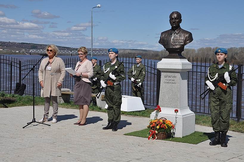 Георгию Шпагину, создателю легендарного «оружия победы» пистолета-пулемета Шпагина (ППШ), установлены памятники в двух оружейных городах России. В городе Вятские
поляны Кировской области (на фото) и в городе Коврове Владимирской области