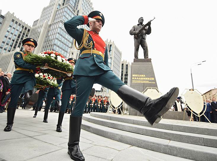 19 сентября 2017 года в Москве установили памятник Михаилу Калашникову. Стоил монумент 35 млн руб., автором скульптуры стал Салават Щербаков. Памятник установлен в сквере на пересечении улиц Садовая-Каретная и Долгоруковская. Инициатором установки выступило Российское военно-историческое общество