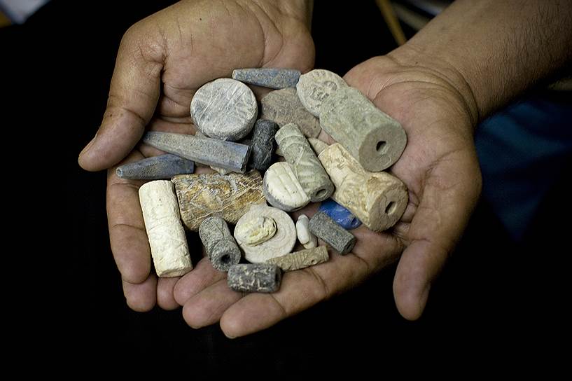 У древних шумеров более 5000 лет назад роль наличных денег выполняли глиняные жетоны. Археологи насчитали 16 видов таких «денежных знаков» и множество их подвидов