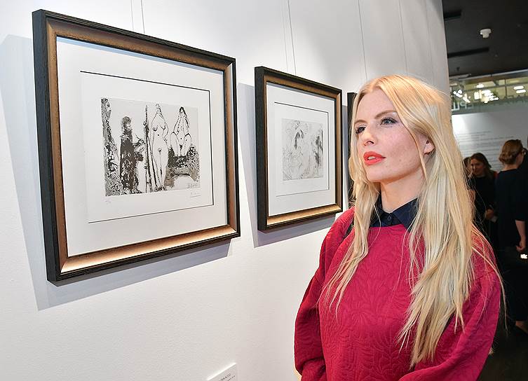 Актриса Анна Чурина на церемонии открытия выставки испанского художника Пабло Пикассо «Страсть. Кровь. Вино. Женщина»