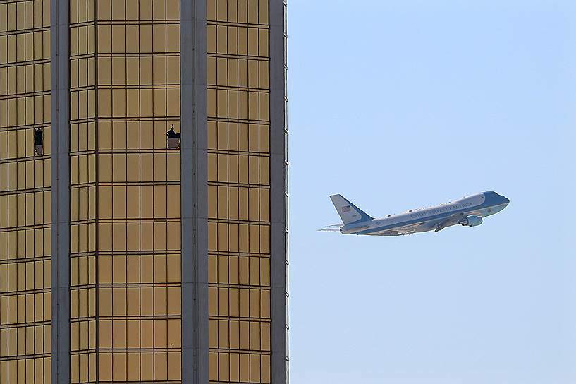 Лас-Вегас, США. Самолет американского президента пролетает мимо отеля Mandalay Bay, из окон которого вел стрельбу по посетителям кантри-фестиваля Стивен Пэддок