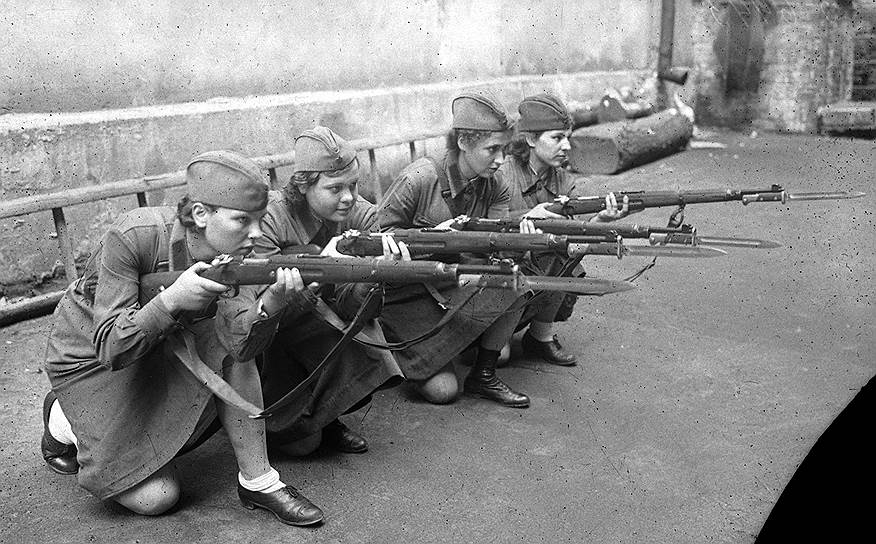 Одновременно с женской стрелковой бригадой был создан женский запасный стрелковый полк, где проходили обучение девушки-новобранцы
