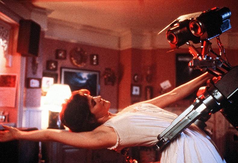 «Короткое замыкание» (1986)&lt;br>
Слоган: «Номер пять жив!»&lt;br>
В этой научно-фантастической комедии в робота попадает молния, в результате чего он оживает и начинает проявлять человеческие чувства
